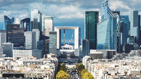 Moyen pour un restaurant, moyen + pour La Défense .